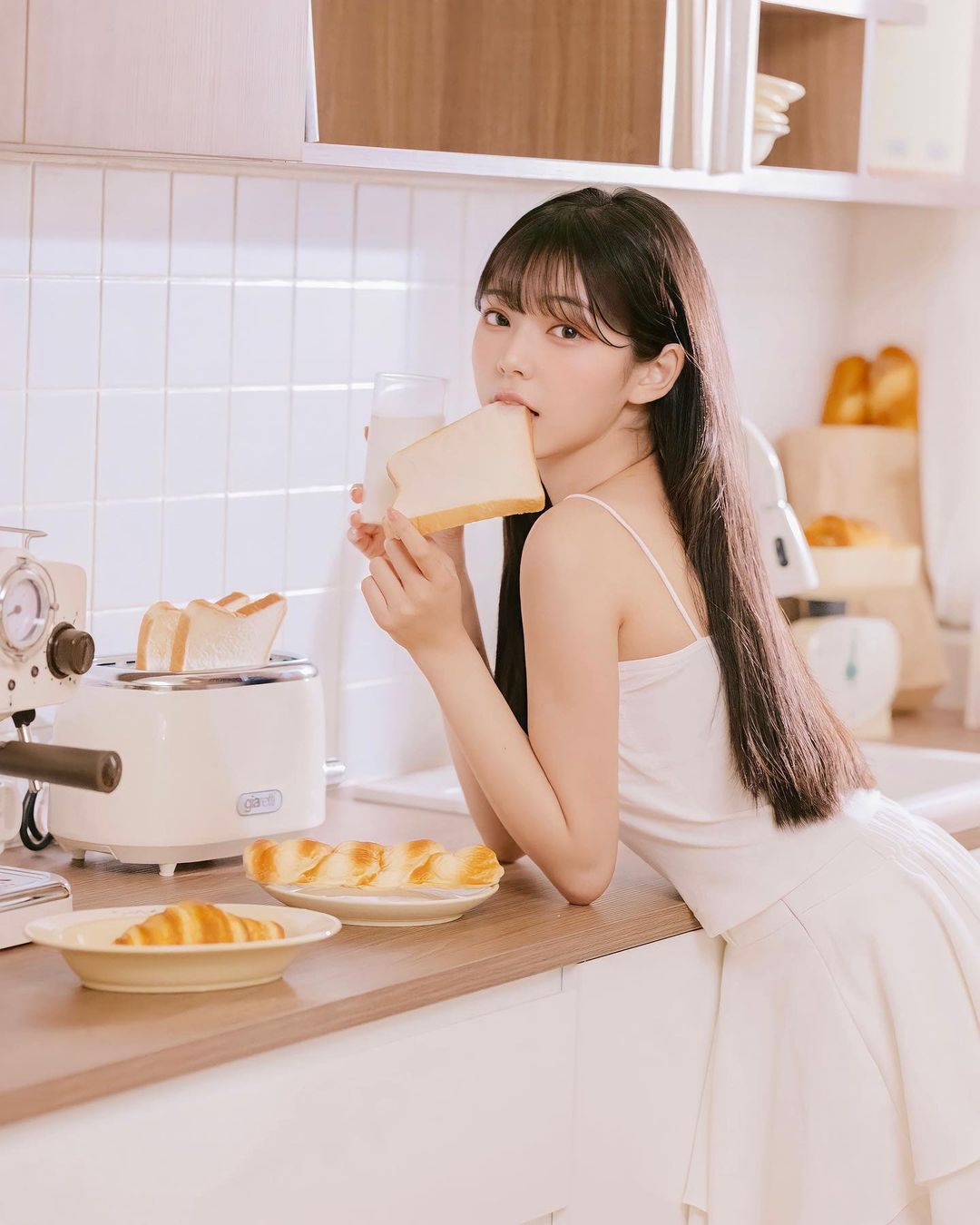 正妹「許悅」洋娃娃外型甜美 大幅度露出意外地有料