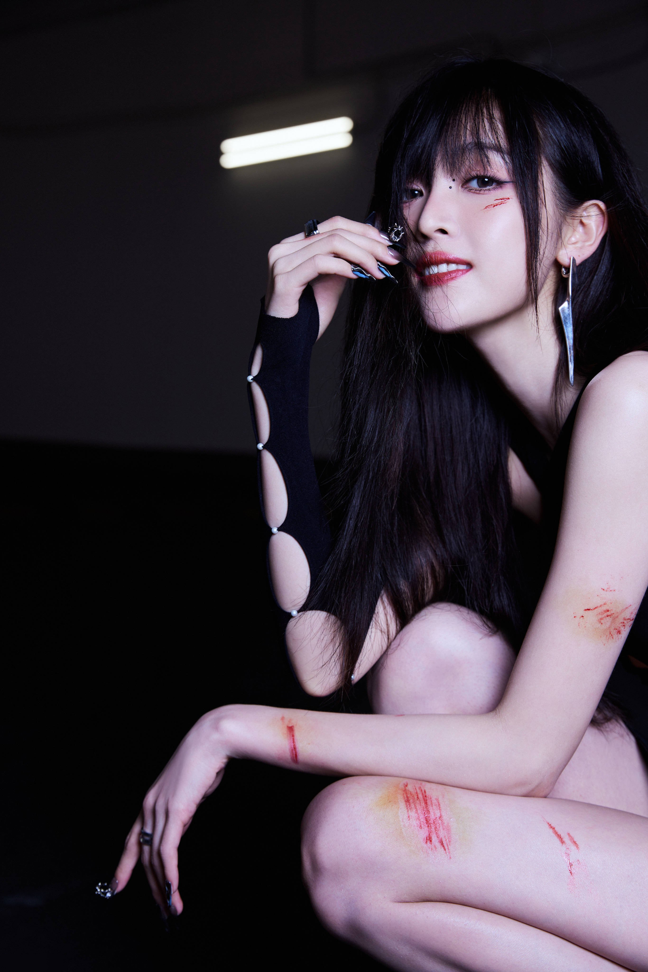 彎道超車戰損妝—吳宣儀[套圖]-第1章-图片11