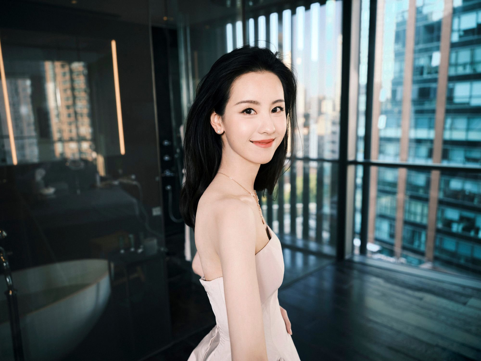 上樓只為小草莓—陳都靈[套圖]-第1章-图片3