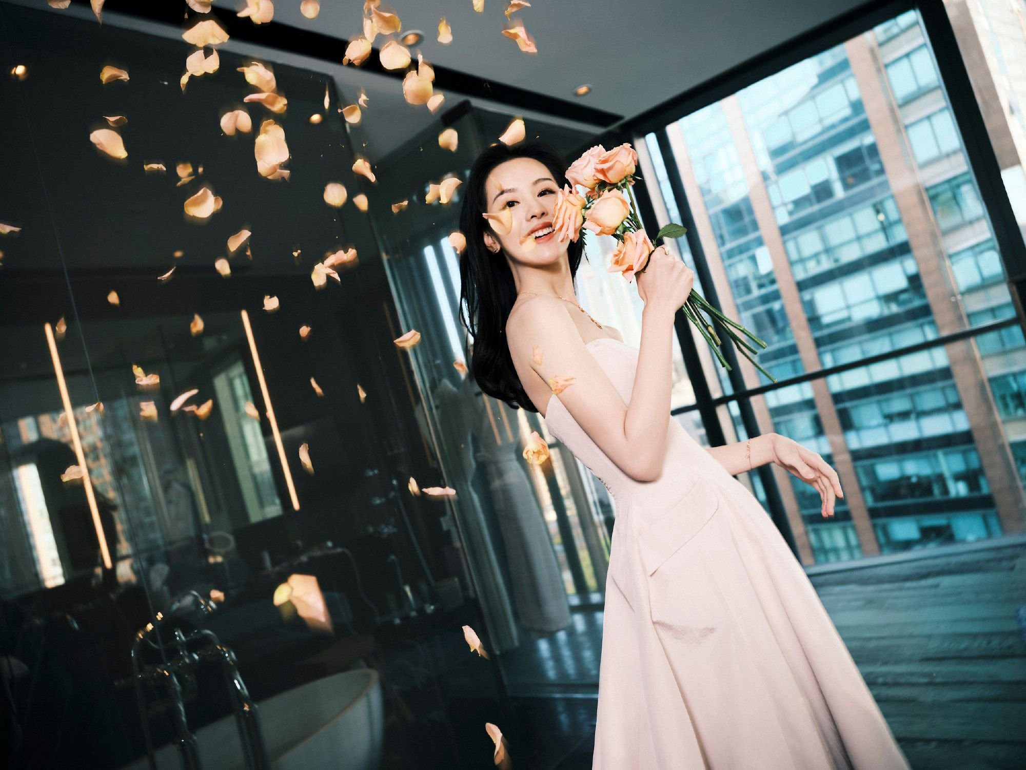 上樓只為小草莓—陳都靈[套圖]-第1章-图片4