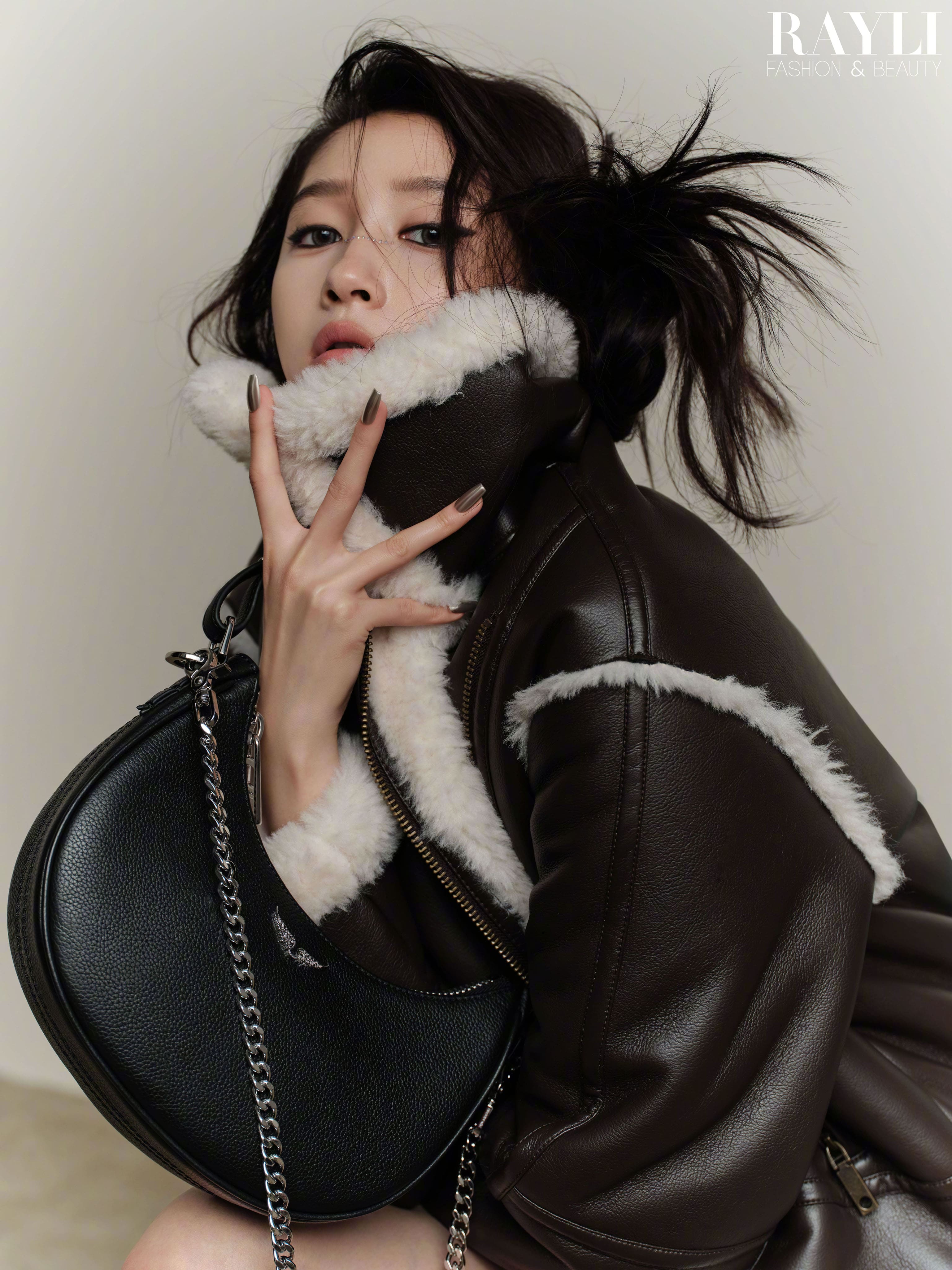 瑞麗28周年九月號封面．山根碎鑽妝—關曉彤[高清套圖]-第1章-图片17