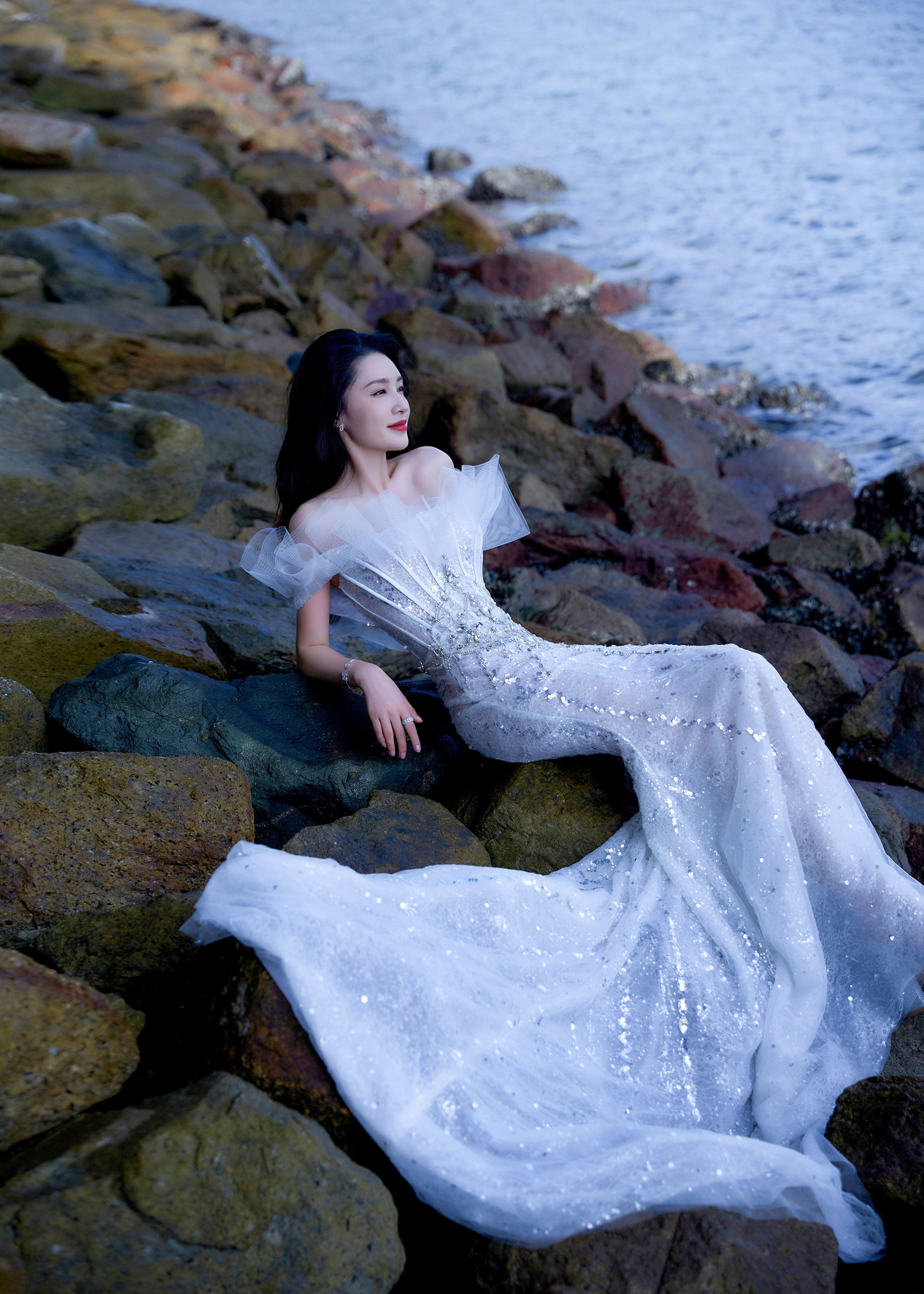 岩石岸邊的優雅人魚—李沁[高清套圖]-第1章-图片4