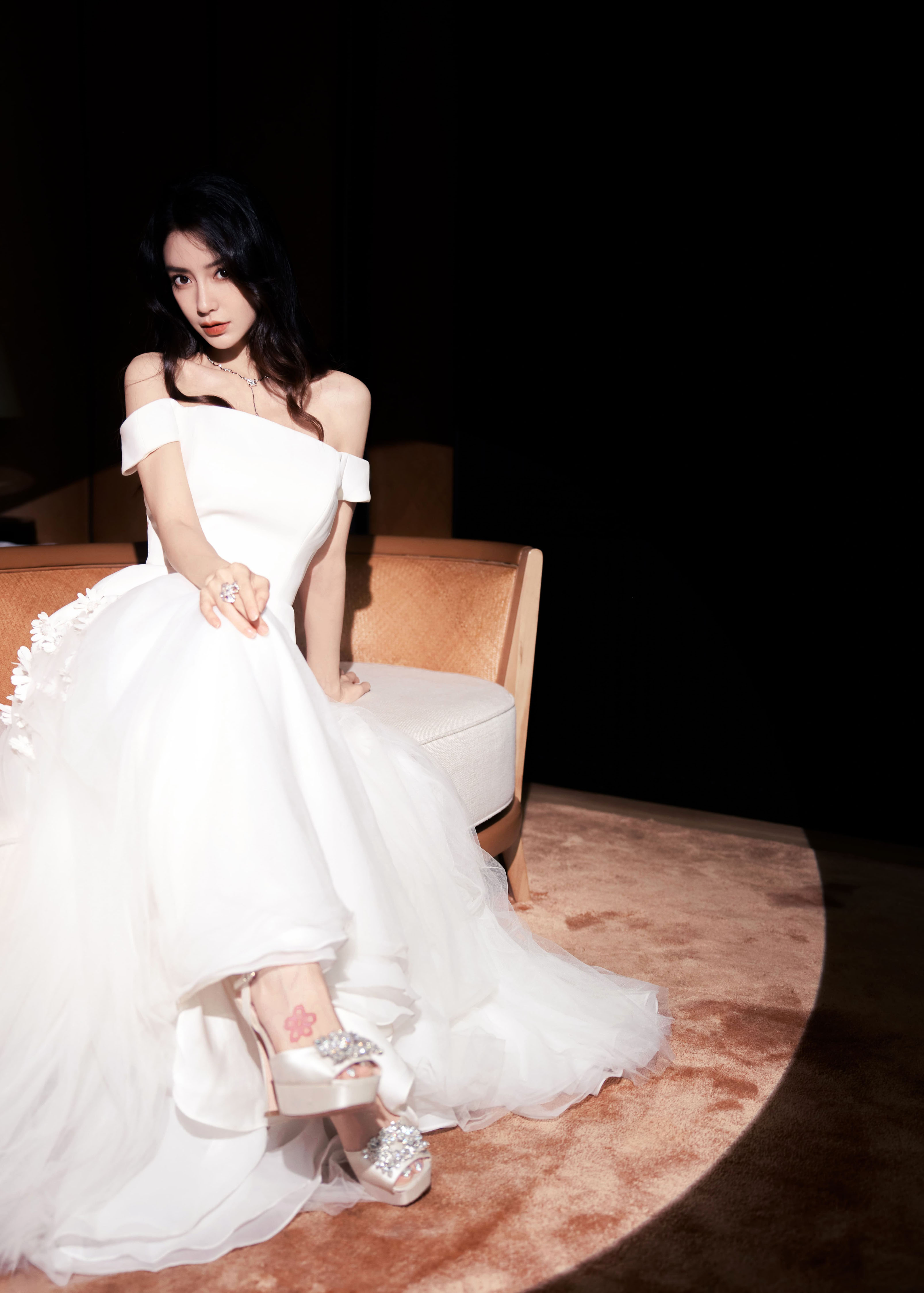 黃白禮服夜拍優雅—Angelababy楊穎[高清套圖]-第1章-图片11