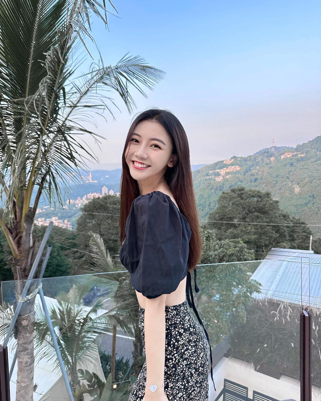 清新女孩「芷芸」用溫暖微笑和性感身材擄獲你的心-第1章-图片9