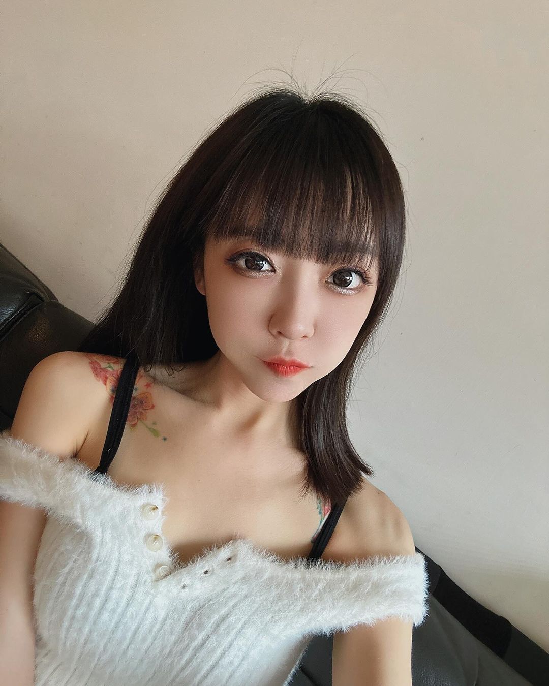 正妹「陳采青」白皙雙峰霸氣外露炸裂螢幕 女友感十足-第1章-图片9