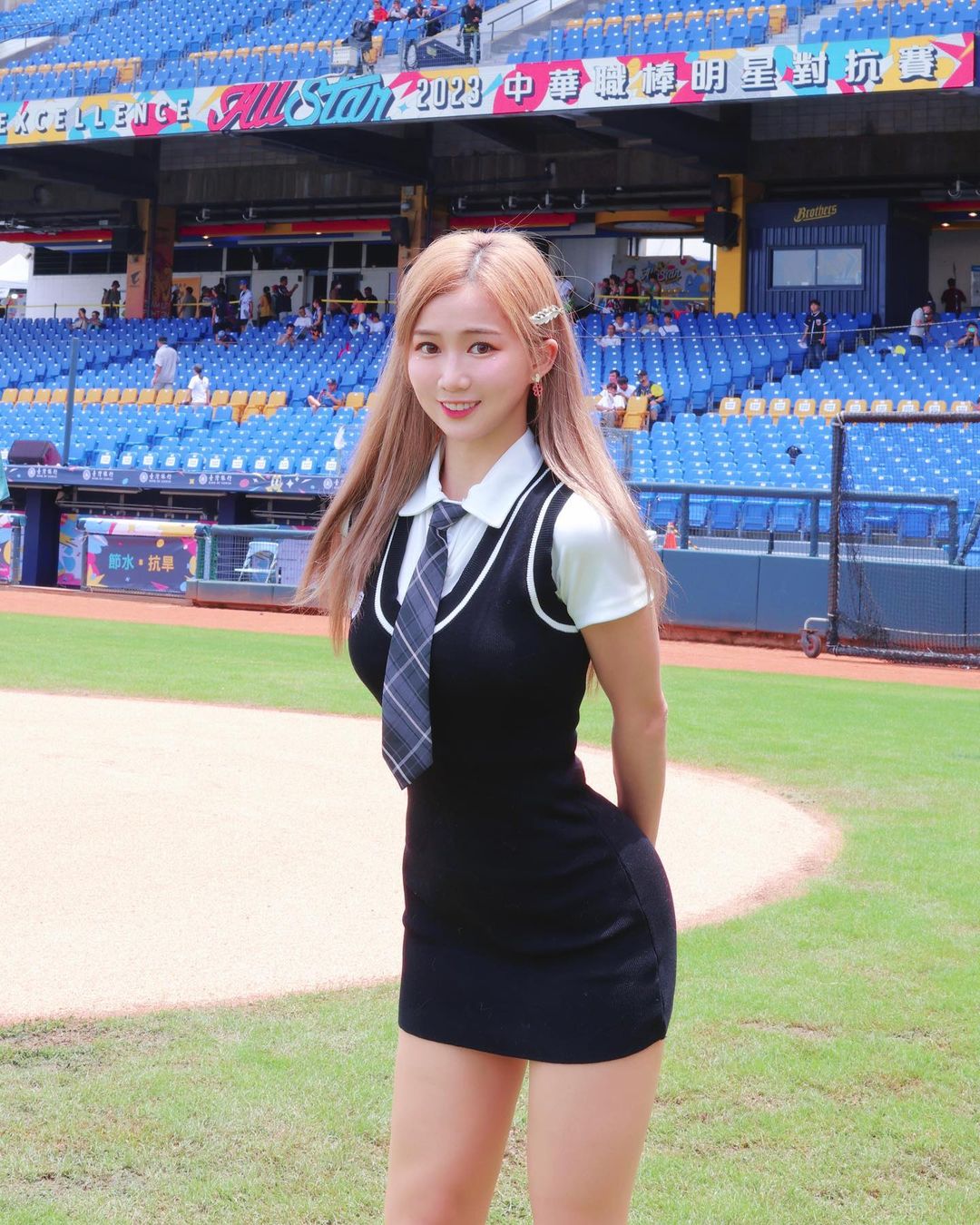 電眼甜心「秀秀子Emily」氣質充滿魔幻勾引 深深沈迷-第1章-图片6