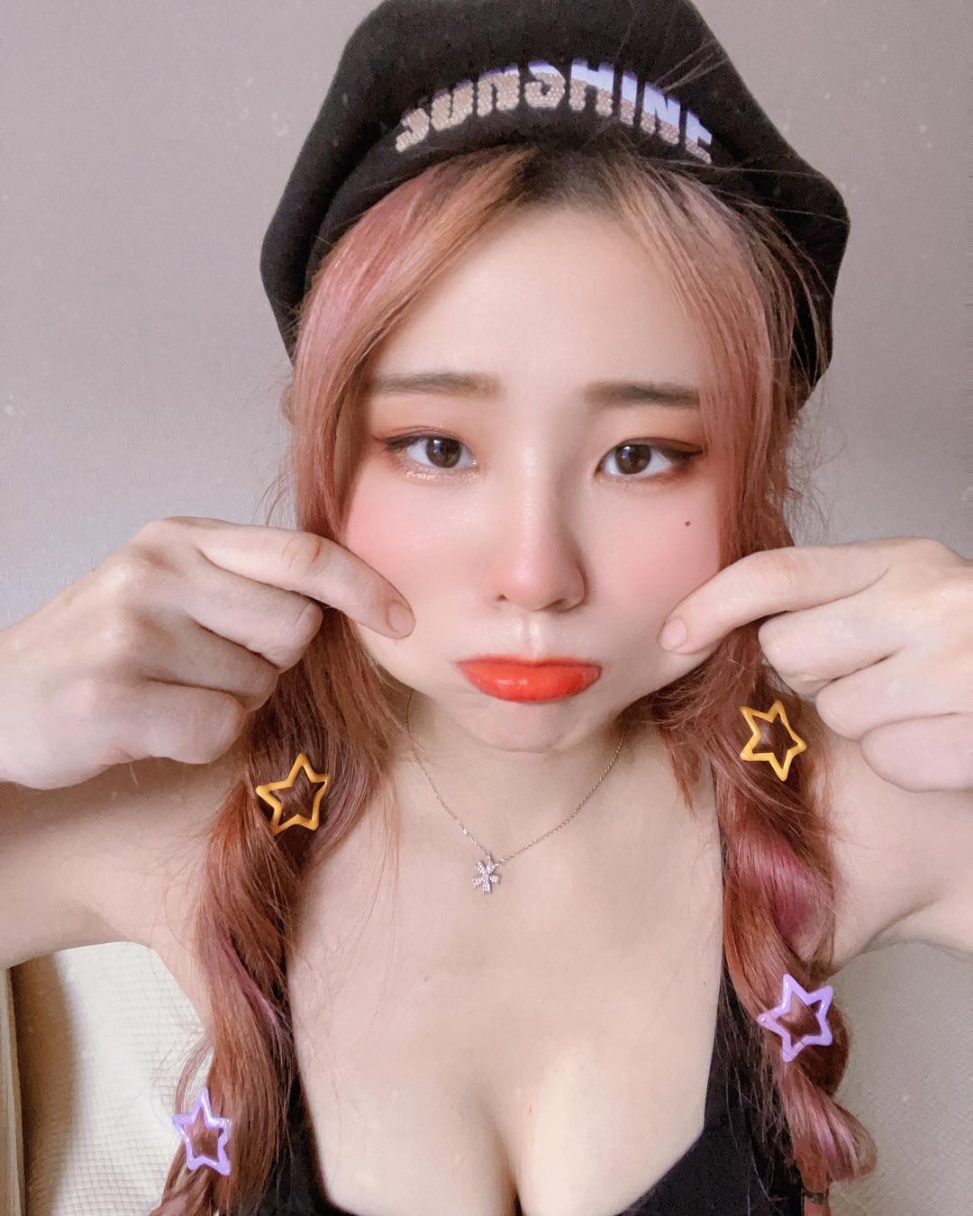 美乳女孩「呼呼」飽滿曲線引人遐想 還有超甜笑容-第1章-图片1