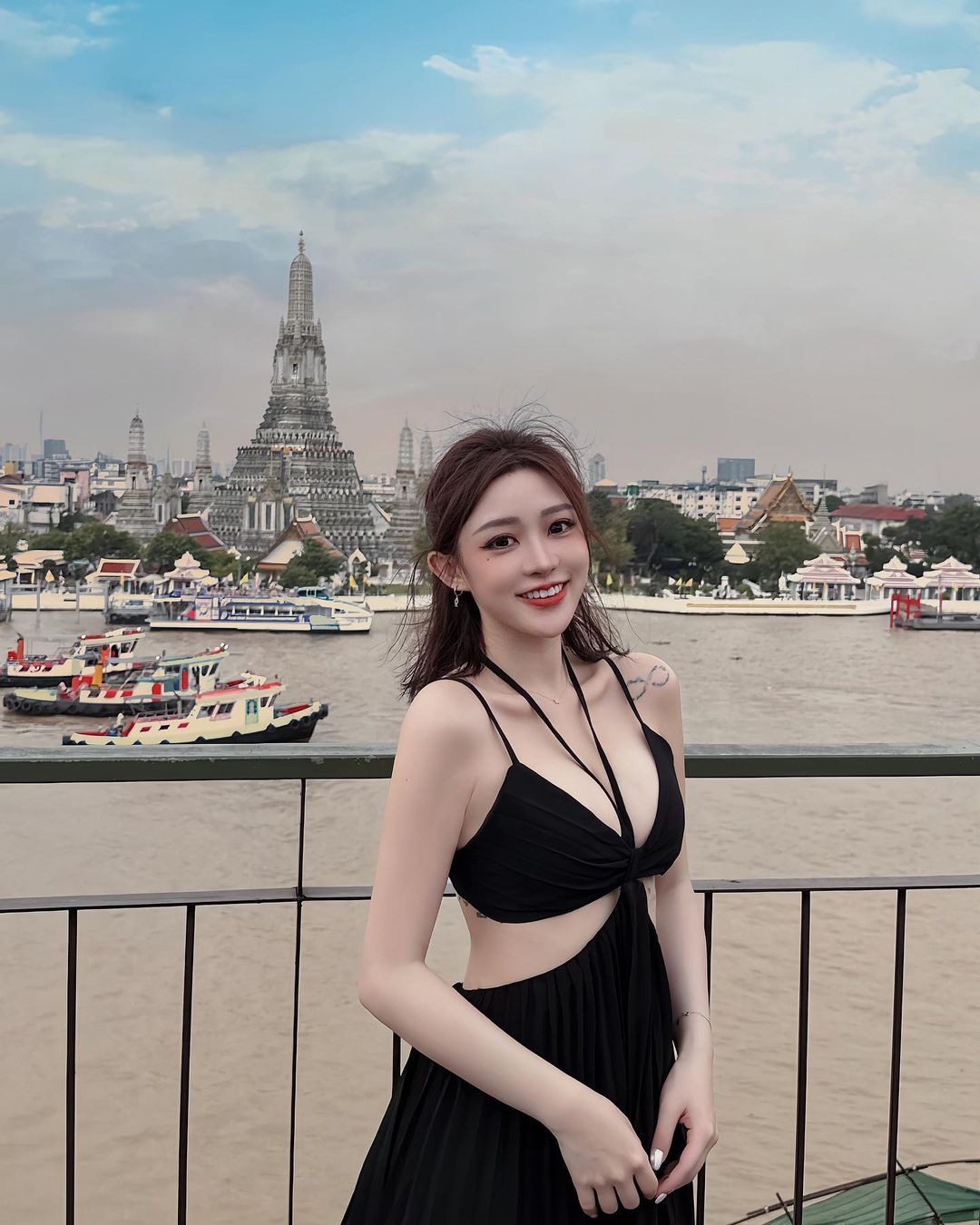 正妹「mila咪啦」逆天長腿有夠火辣比基尼下還有養眼酥胸-第1章-图片2