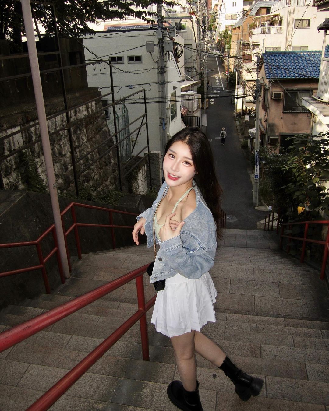 大眼正妹「Chin沁柔 」纖細窈窕好白嫩 邪惡視角辣炸-第1章-图片4