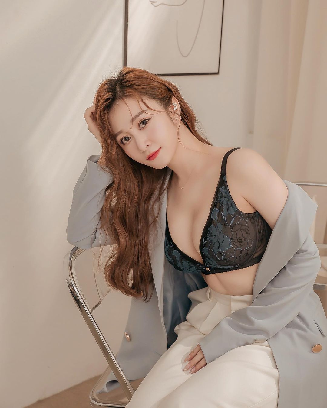 低胸穿搭洩雪白內在美遭酸「show身材」篠崎泫火大回嗆-第1章-图片3