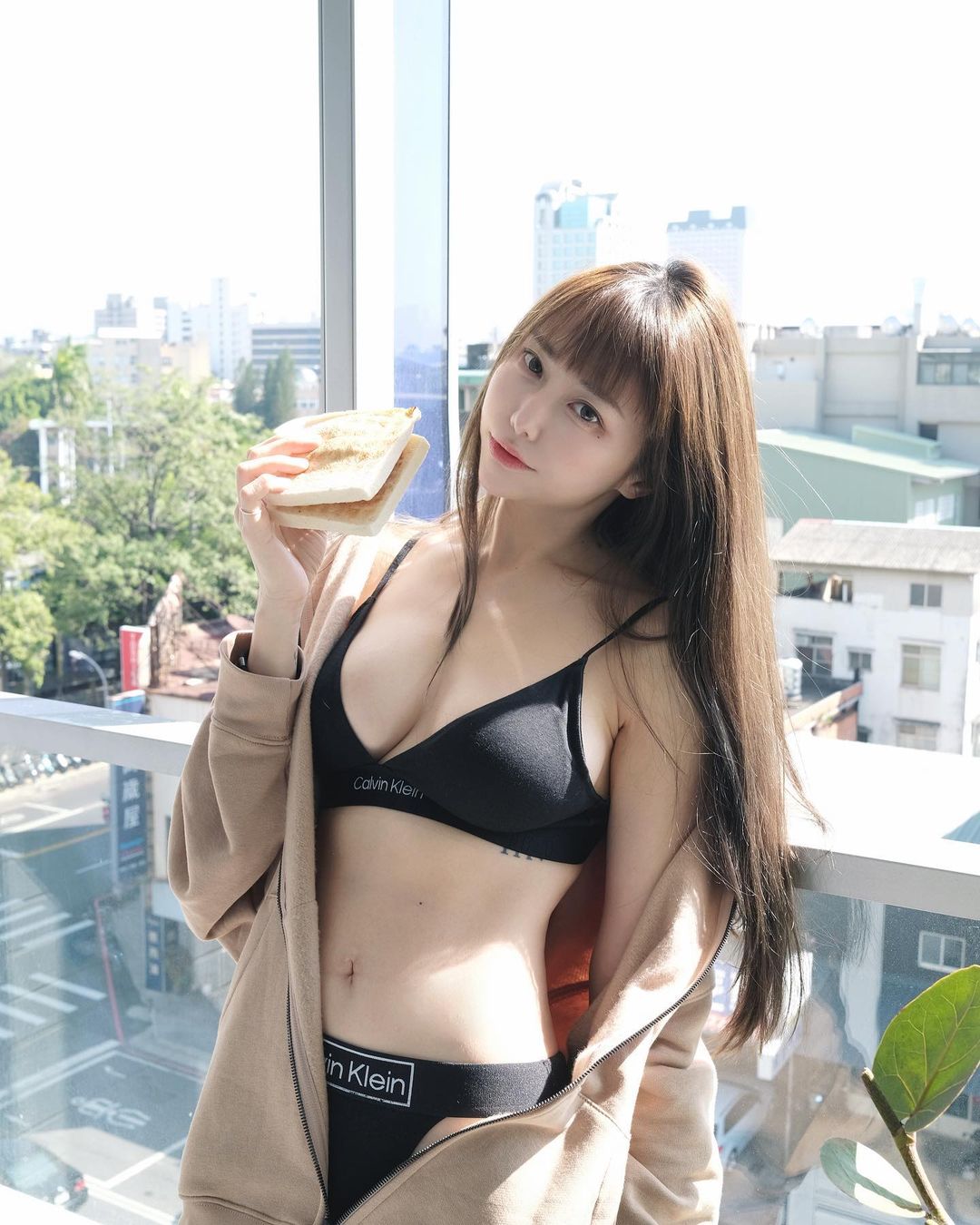 啦啦隊梓梓「胸前挖空」火辣新戰袍搭黑絲襪辣暈粉絲-第1章-图片4