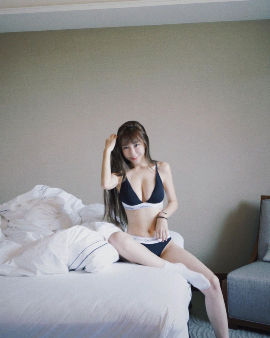 啦啦隊梓梓「胸前挖空」火辣新戰袍搭黑絲襪辣暈粉絲-第1章-图片5