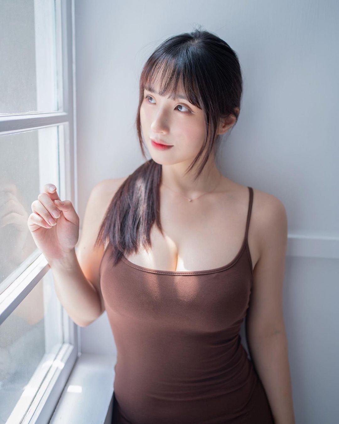 正妹YT「蘋蘋澎澎」胸前白嫩曲線太吸眼球 魅惑滿點-第1章-图片7