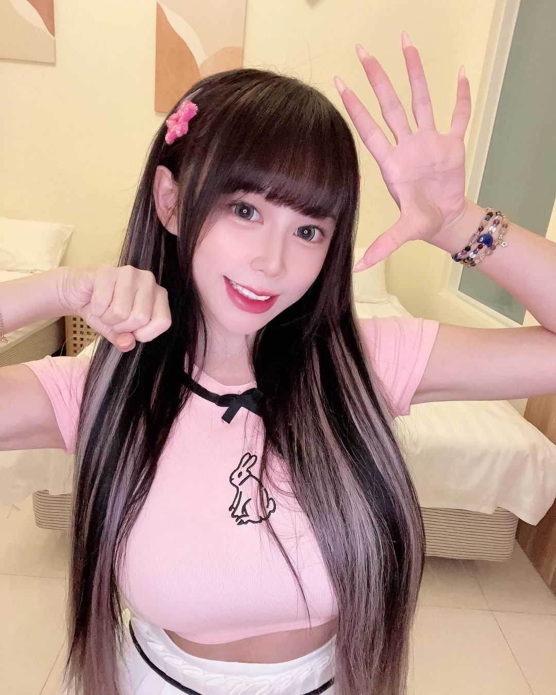 小魔女「寧寧」長髮飄逸曬正面事業線 點到為止的輕撩-第1章-图片1