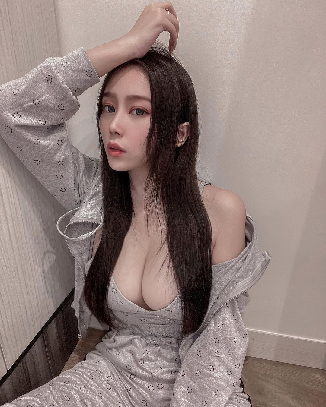 小魔女「寧寧」長髮飄逸曬正面事業線 點到為止的輕撩-第1章-图片10