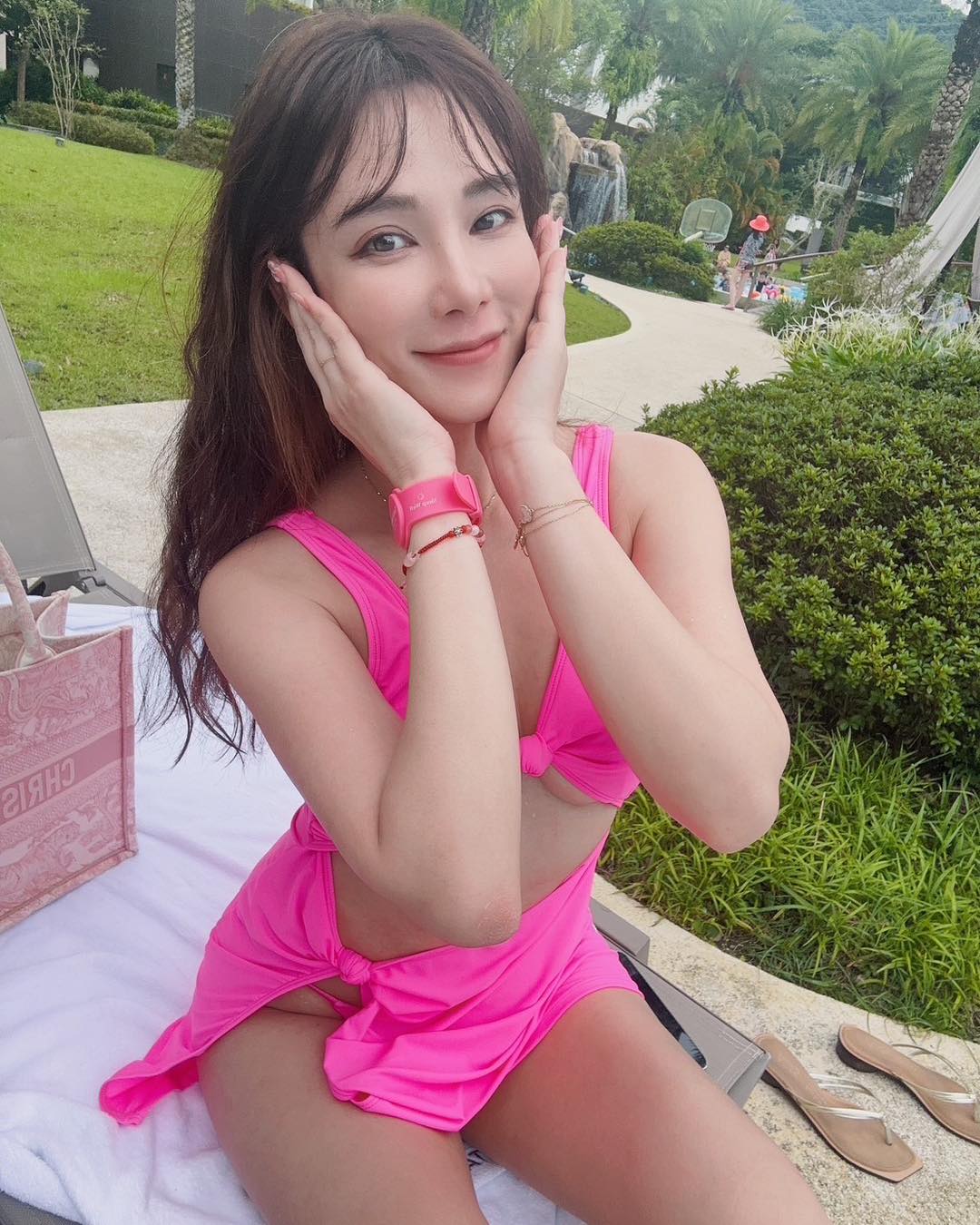 正妹「天菜小姐」帶著白嫩美乳乳能量滿天飛！深溝誰受得了-第1章-图片3