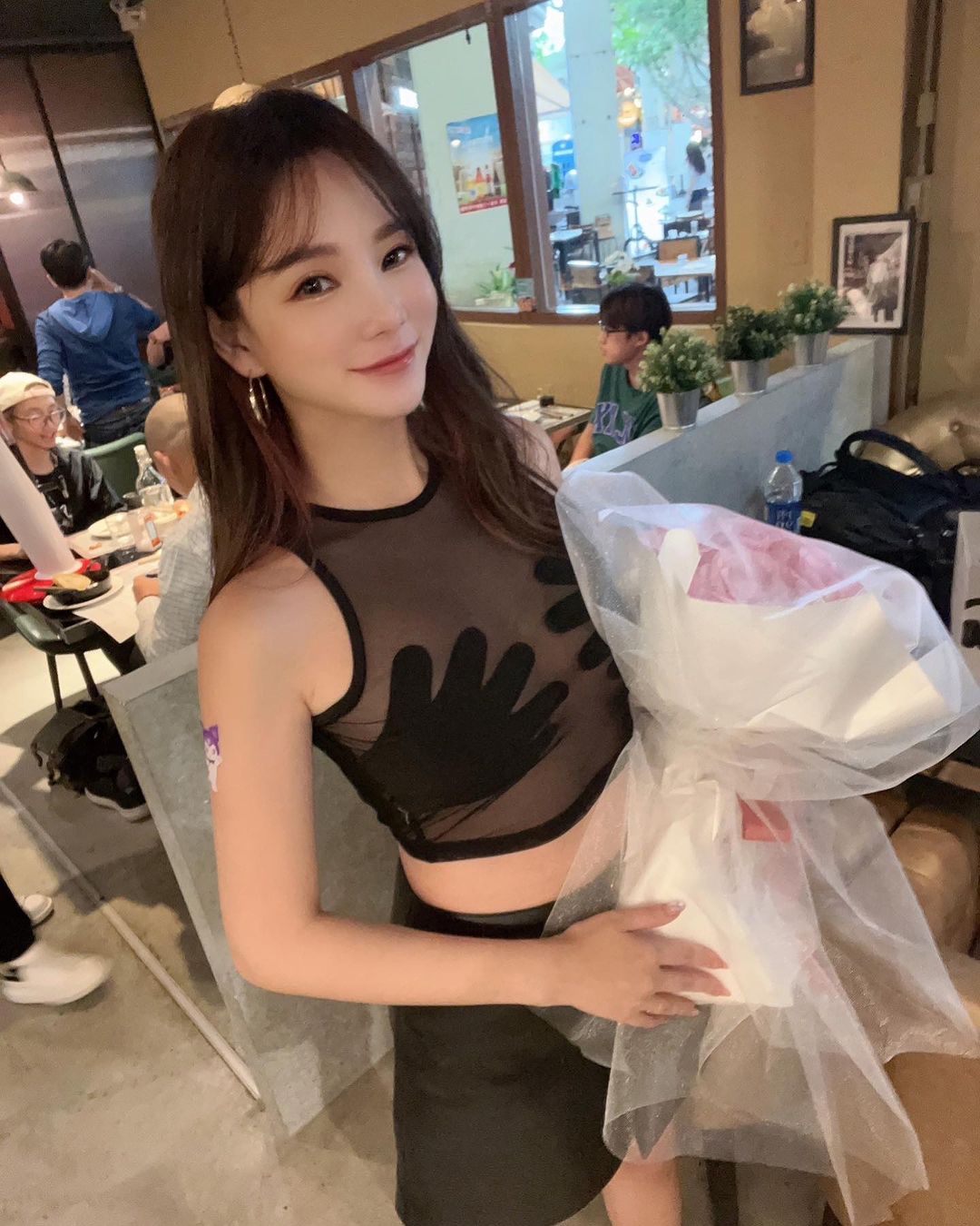 正妹「天菜小姐」帶著白嫩美乳乳能量滿天飛！深溝誰受得了-第1章-图片4