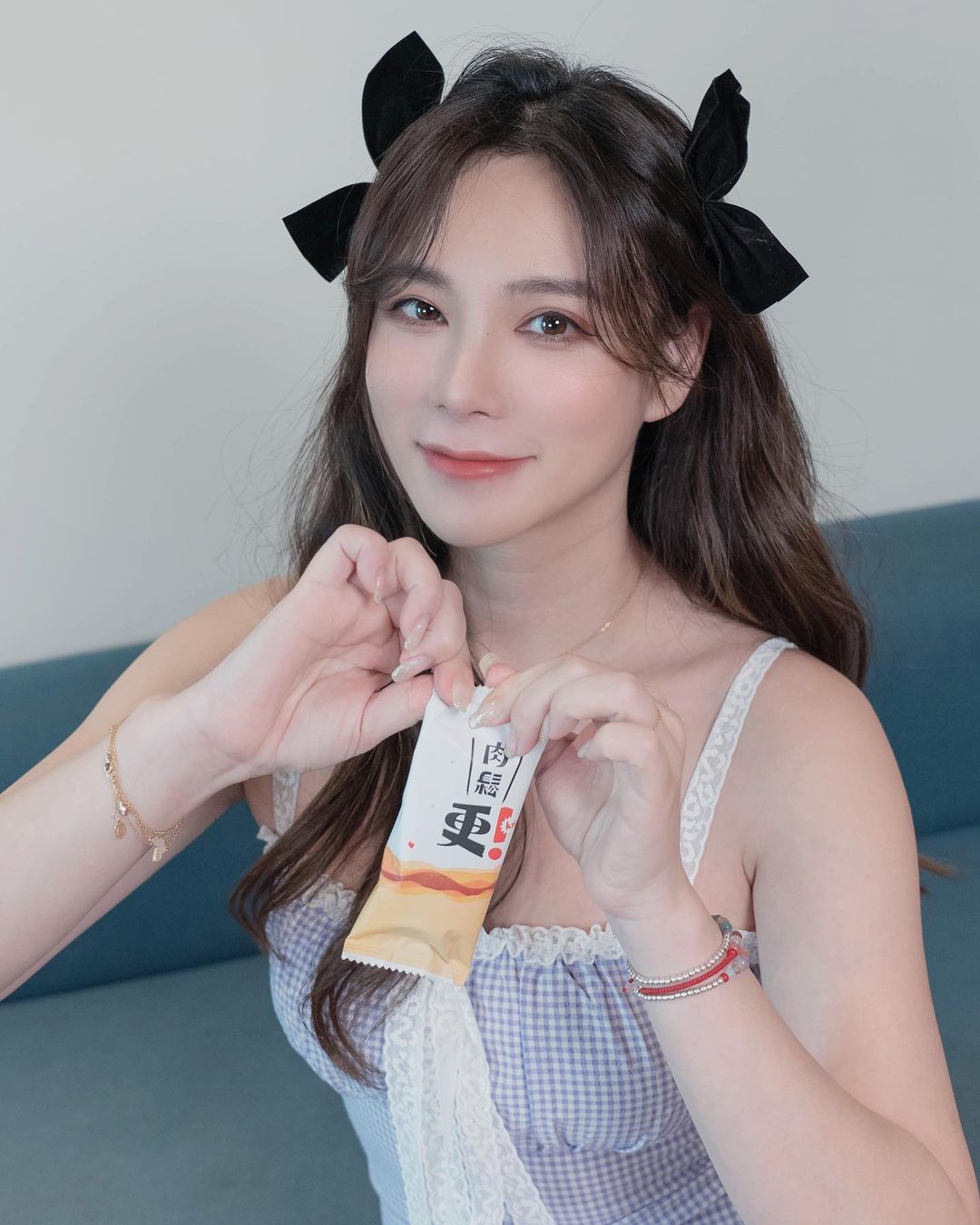 正妹「天菜小姐」帶著白嫩美乳乳能量滿天飛！深溝誰受得了-第1章-图片9