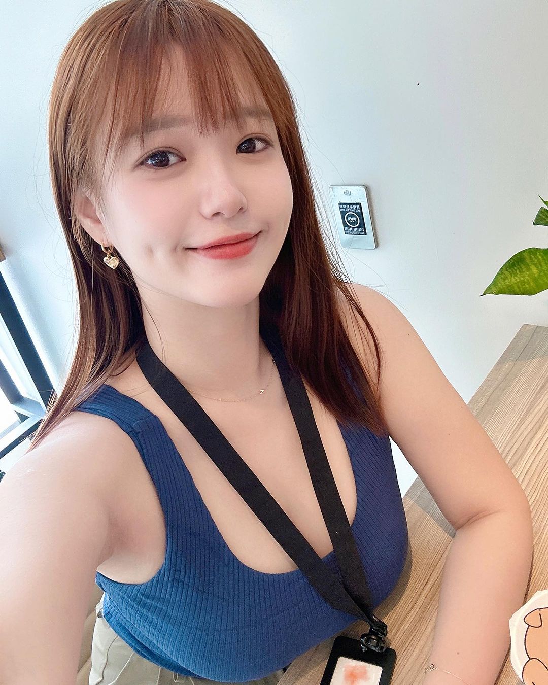 大眼正妹「王緒緒」超誘惑極上視角 身材火辣過分強大-第1章-图片5