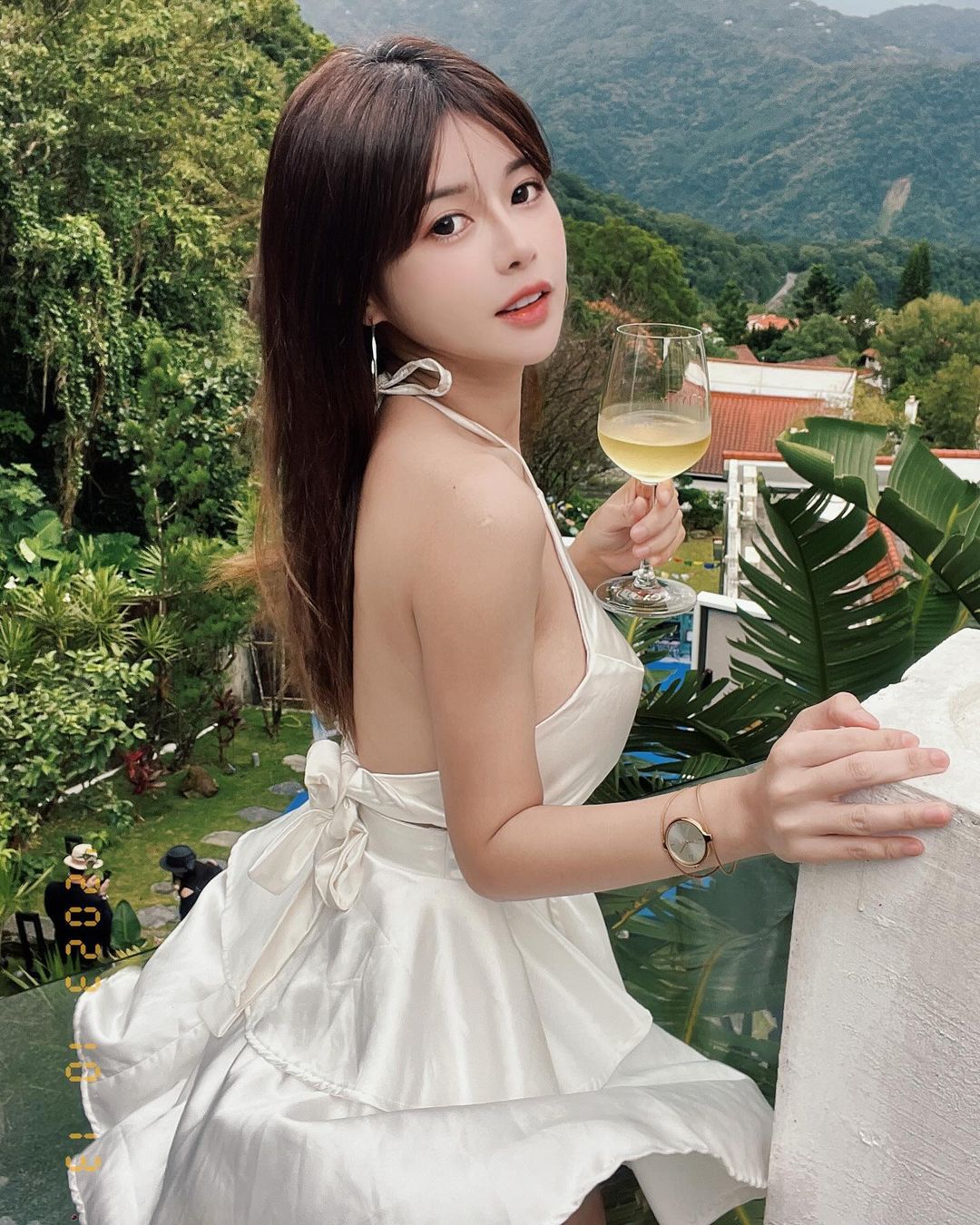 「小花姐接」空靈感甜笑讓人戀愛 中空養眼放送-第1章-图片2