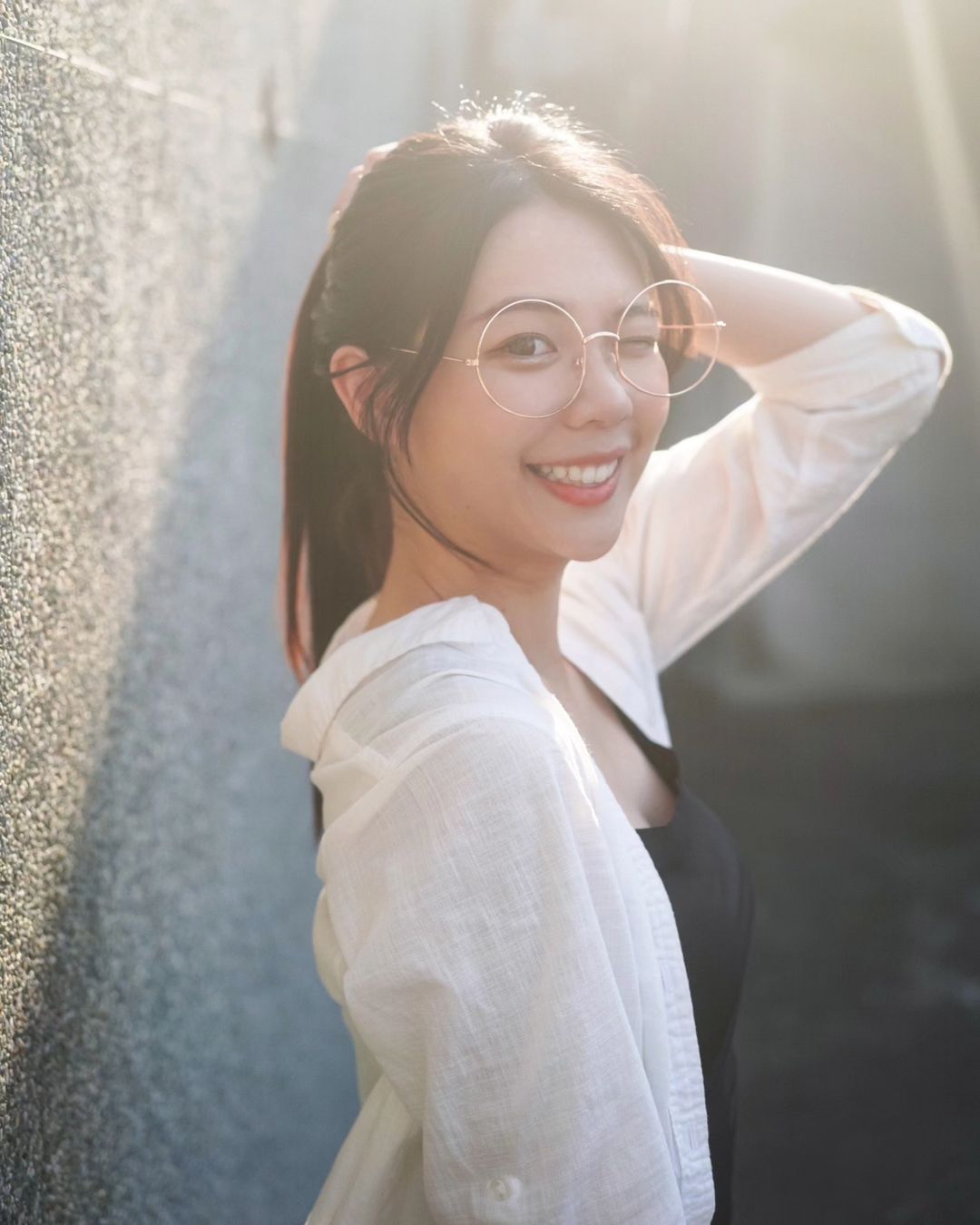 氣質女生「芊聿」發電甜笑迷倒眾人 滿滿的戀愛感-第1章-图片1