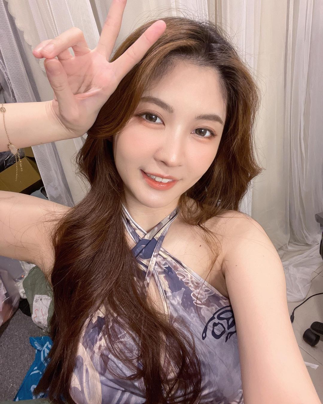 大眼嫩妹「李藹蔚」胸前飽滿好料己好擠滿 畫面令人驚豔-第1章-图片8