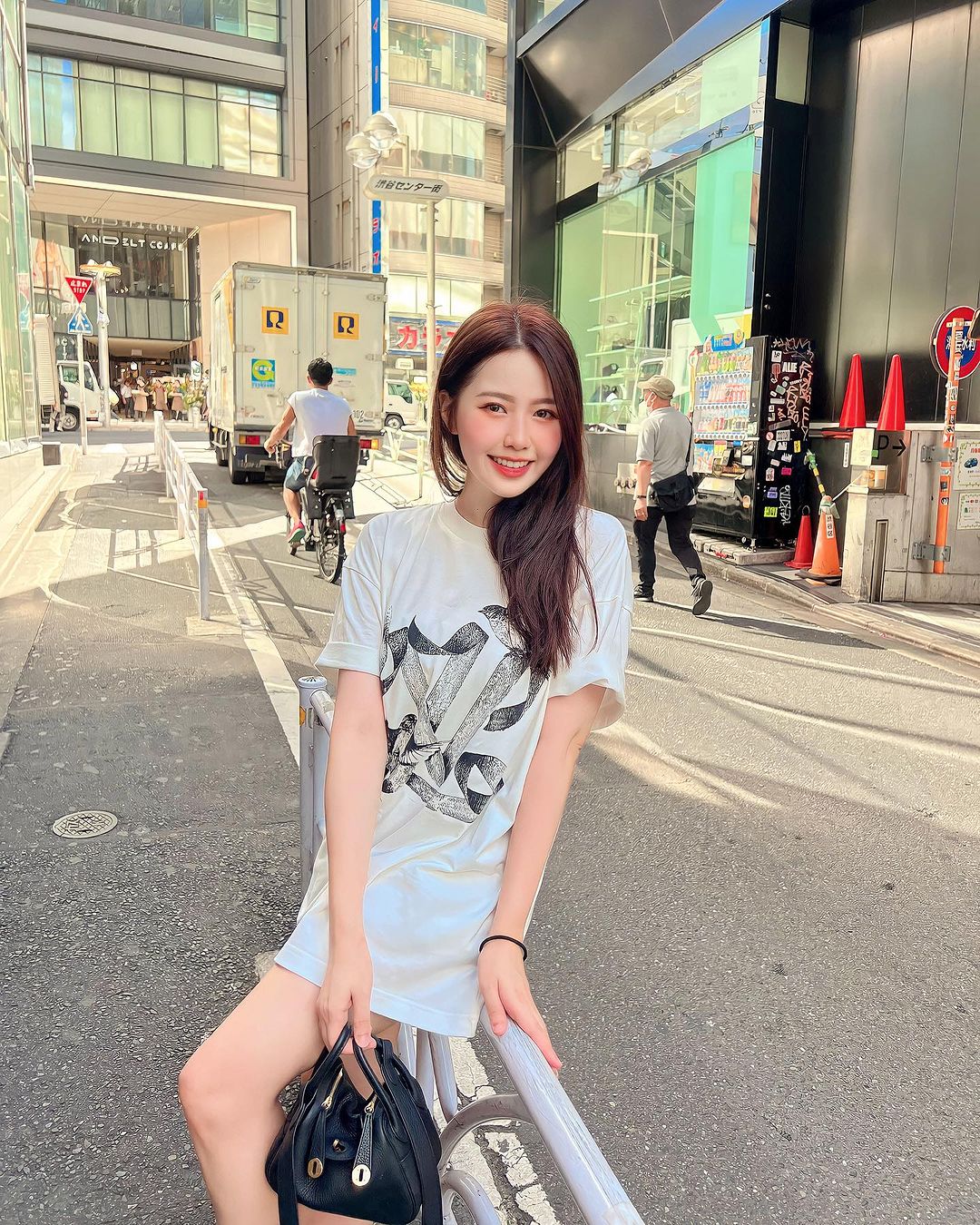 「夏筠婷」胸前深溝惹火好誘人 笑容收服網友的心-第1章-图片7