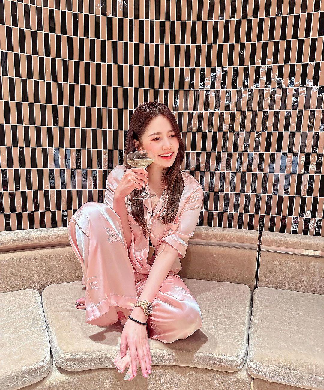 「夏筠婷」胸前深溝惹火好誘人 笑容收服網友的心-第1章-图片10