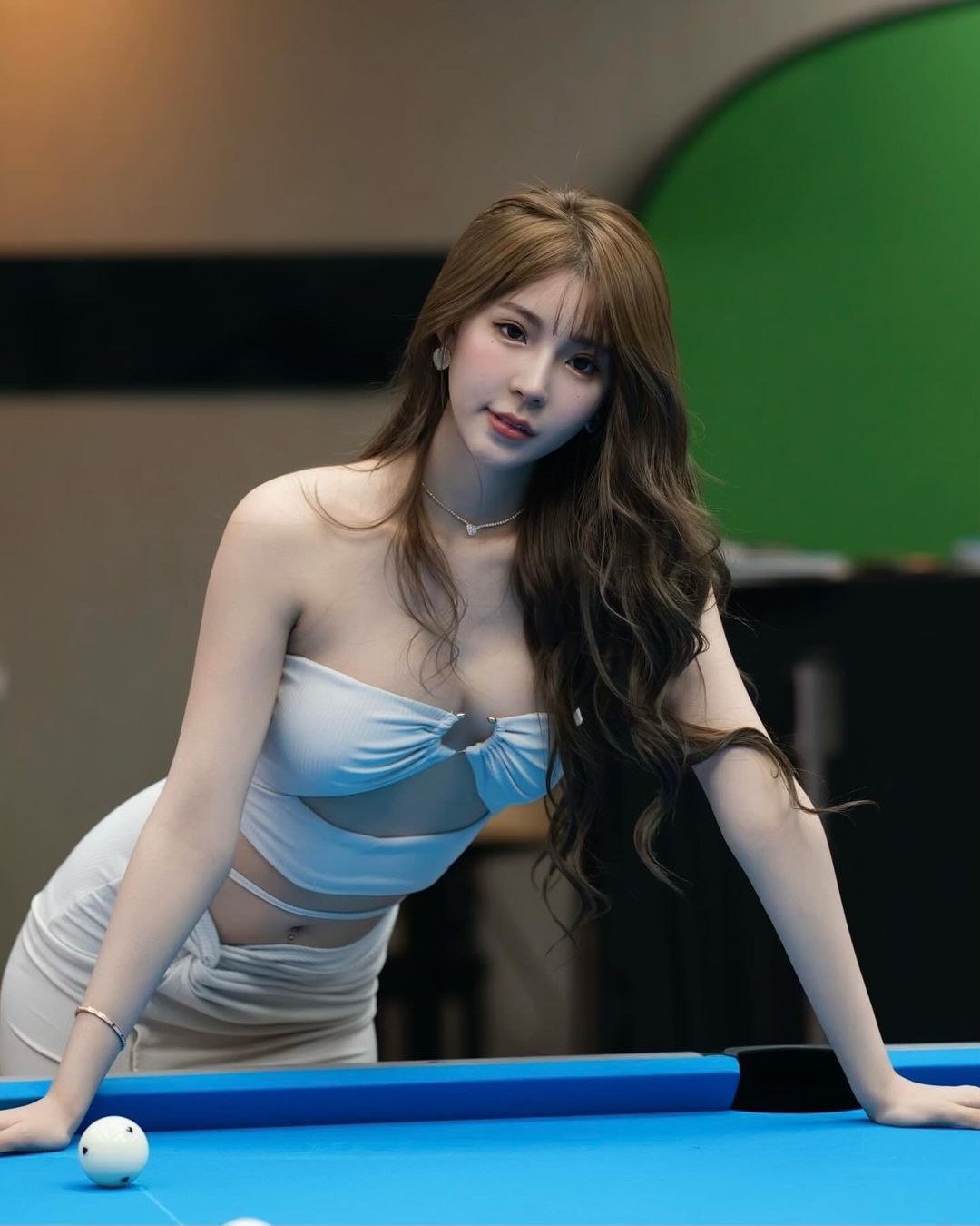 氣質女孩「趙采瑄」胸前深溝雪乳大到要溢出-第1章-图片4