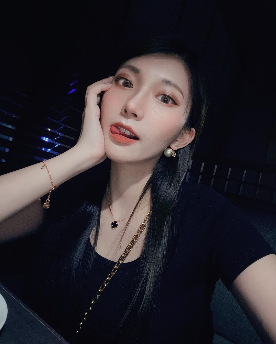 火辣御姊「謝薇安」氣質與性感兼具 超兇猛份量一彎腰就溢出-第1章-图片10