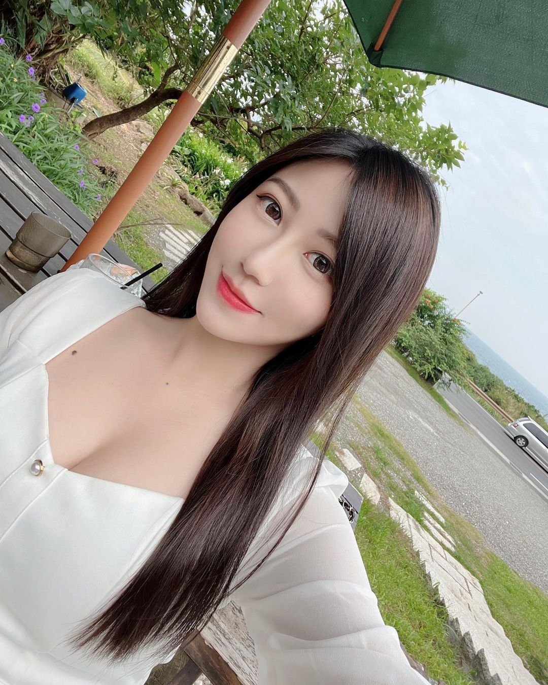 美艷氣質型「饒方晴」極緻誘惑的性感酥胸 快撐破上衣-第1章-图片3