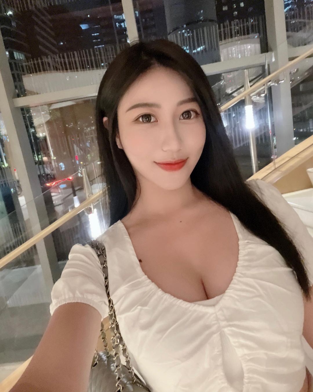 美艷氣質型「饒方晴」極緻誘惑的性感酥胸 快撐破上衣-第1章-图片6