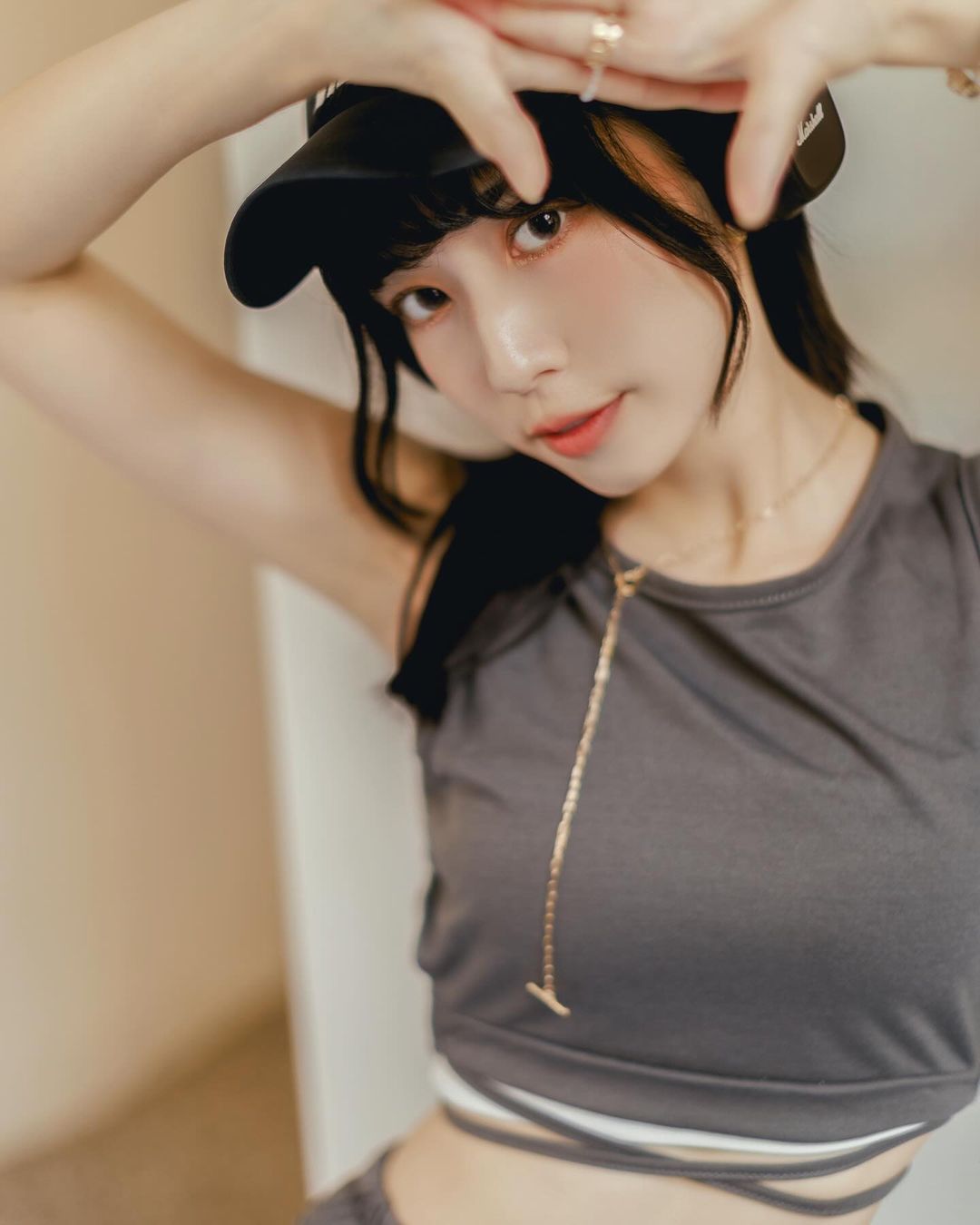 極品正妹「龍睬崴」神級辣腿白嫩身材 看了令人血脈噴張-第1章-图片1