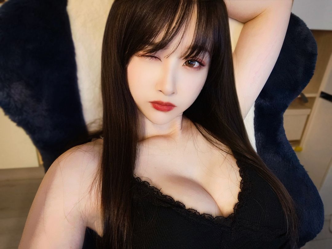 正妹「薇薇」滿滿的惹火自拍引人遐想 前凸後翹身材極致犯規-第1章-图片2