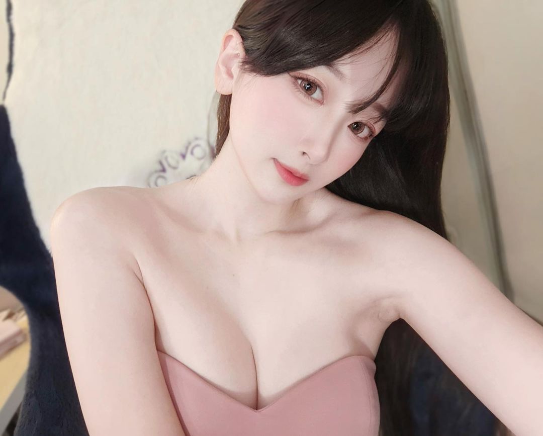 正妹「薇薇」滿滿的惹火自拍引人遐想 前凸後翹身材極致犯規-第1章-图片4