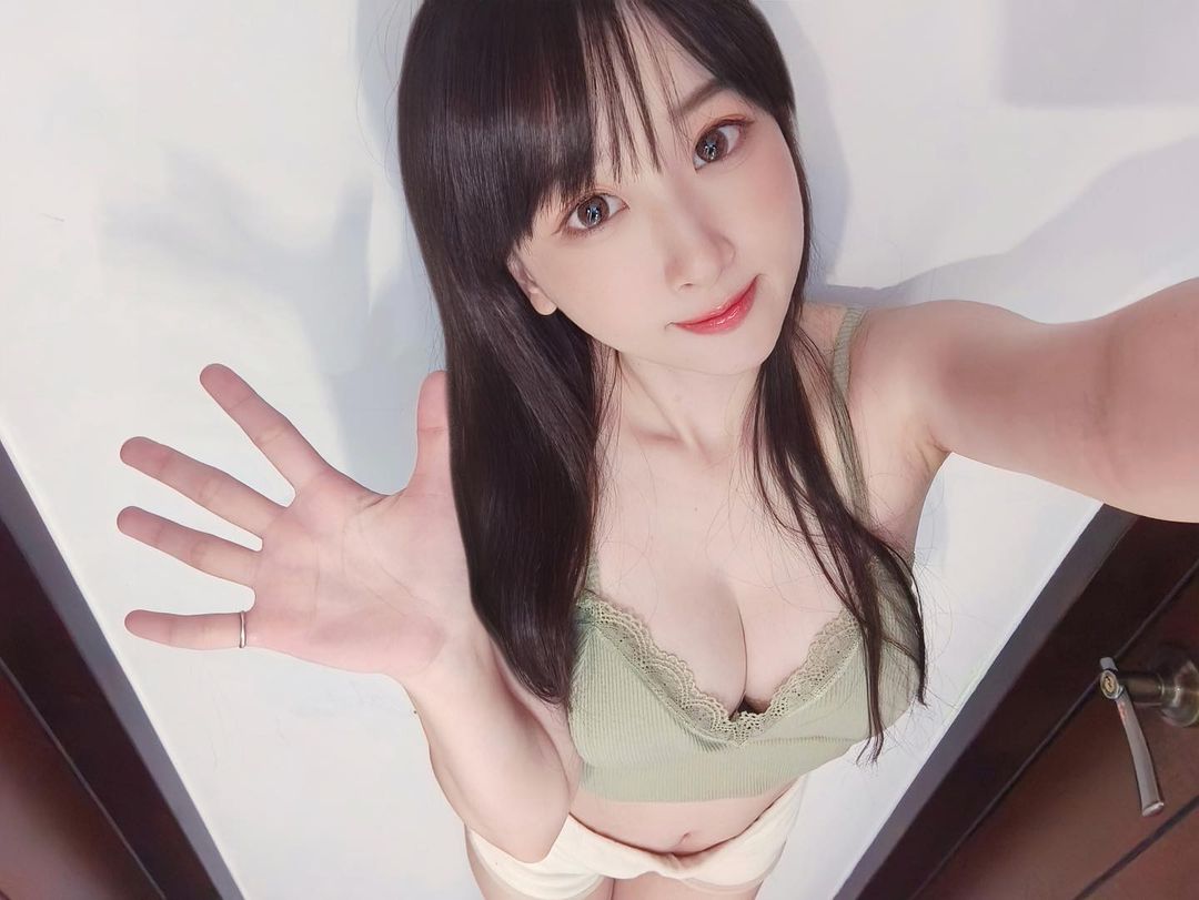 正妹「薇薇」滿滿的惹火自拍引人遐想 前凸後翹身材極致犯規-第1章-图片8