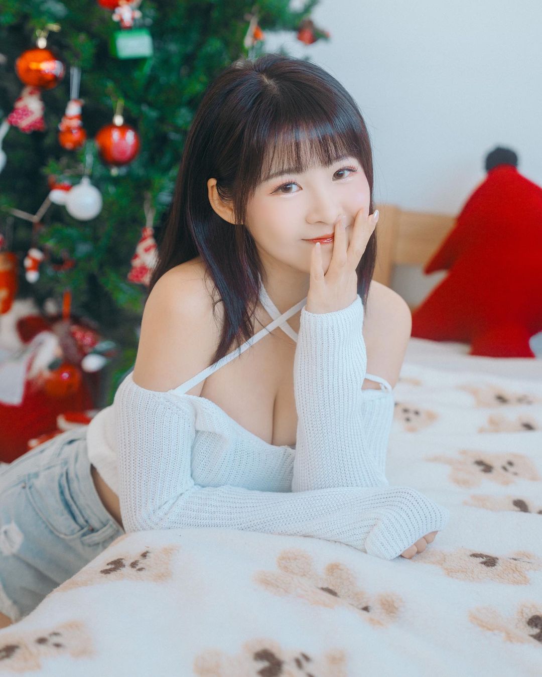 「Helene 海琳」大露逆天身材辣翻了 神情誘惑勾人-第1章-图片3