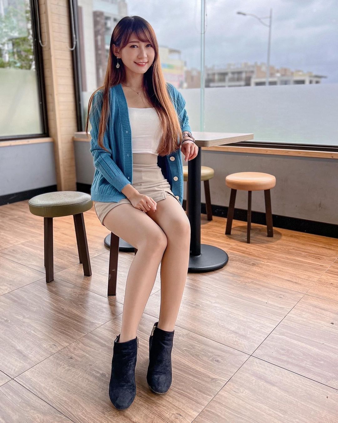 「Hana小花」白嫩神級美腿 擺出誘惑身姿電暈眾人-第1章-图片2