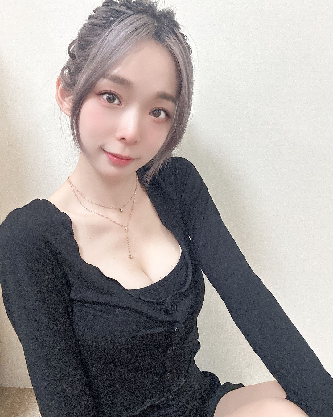 「千緒Tracy」深V乳溝畫面太誘惑了 連日常自拍都擋不住-第1章-图片1