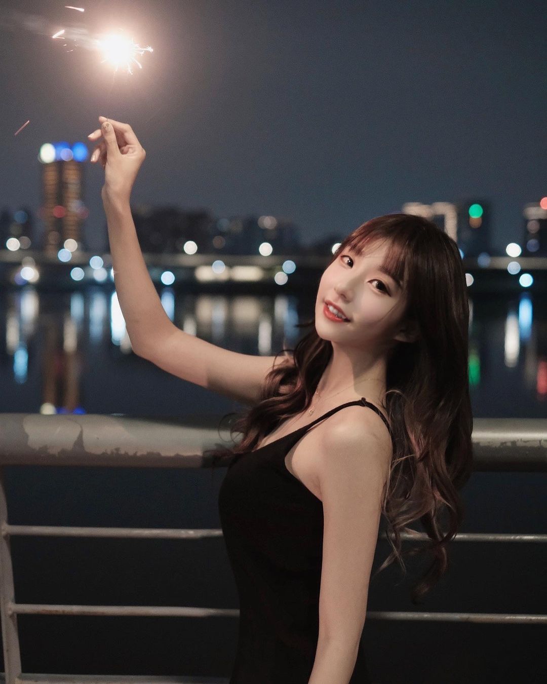 火辣美女「言言小刺蝟」炸裂乳量溢出讓大家都看暈了-第1章-图片8