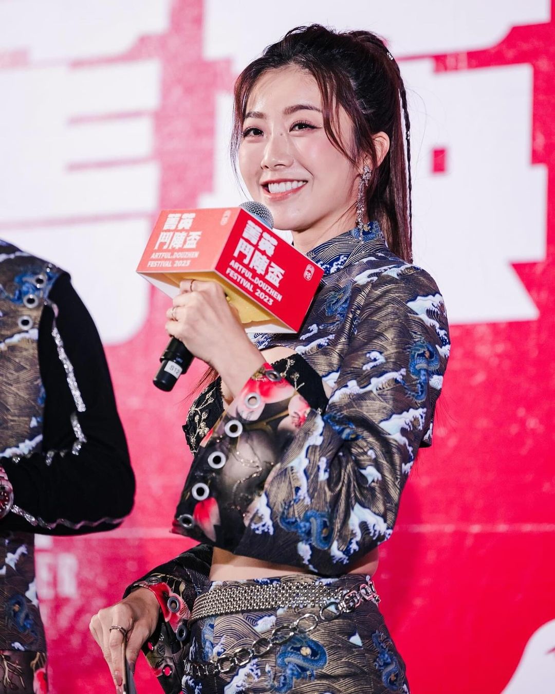 廟會女神「曾甜」展露前凸後翹性感身材 造型好撩人-第1章-图片3