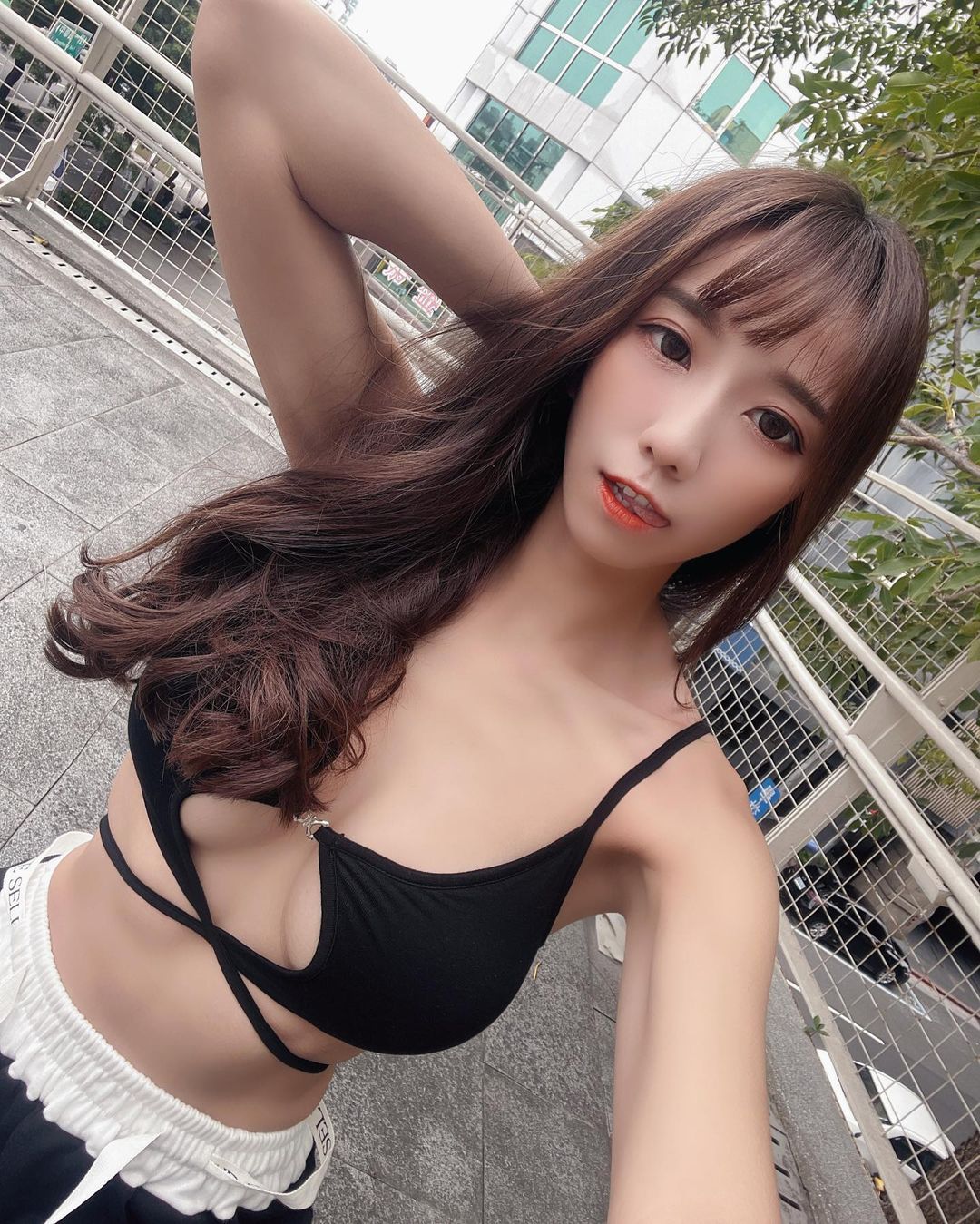 正妹「張宇婷」有著美乳+纖細小蠻腰 曲線兇兇超強電力-第1章-图片4