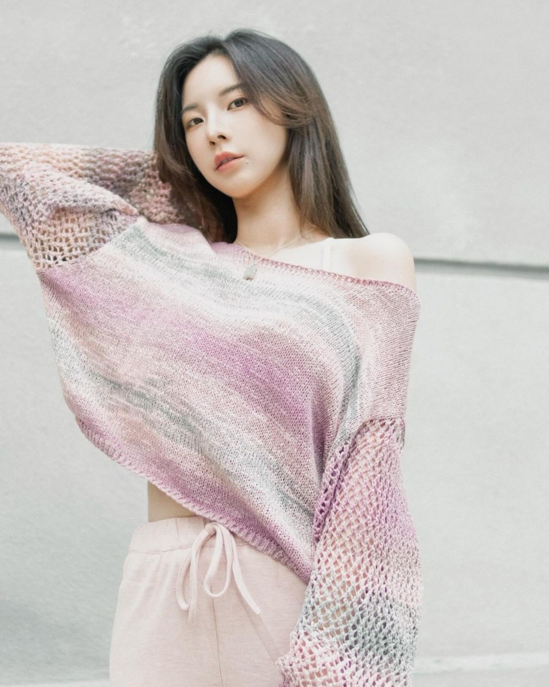 正妹「奎丁」低胸美乳超誘惑 曼妙曲線好性感-第1章-图片1