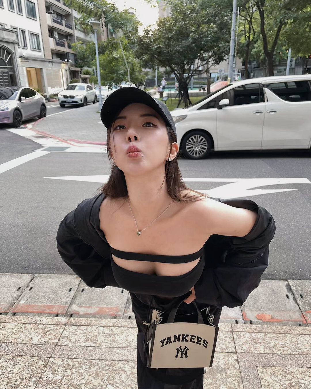 正妹「奎丁」低胸美乳超誘惑 曼妙曲線好性感-第1章-图片4