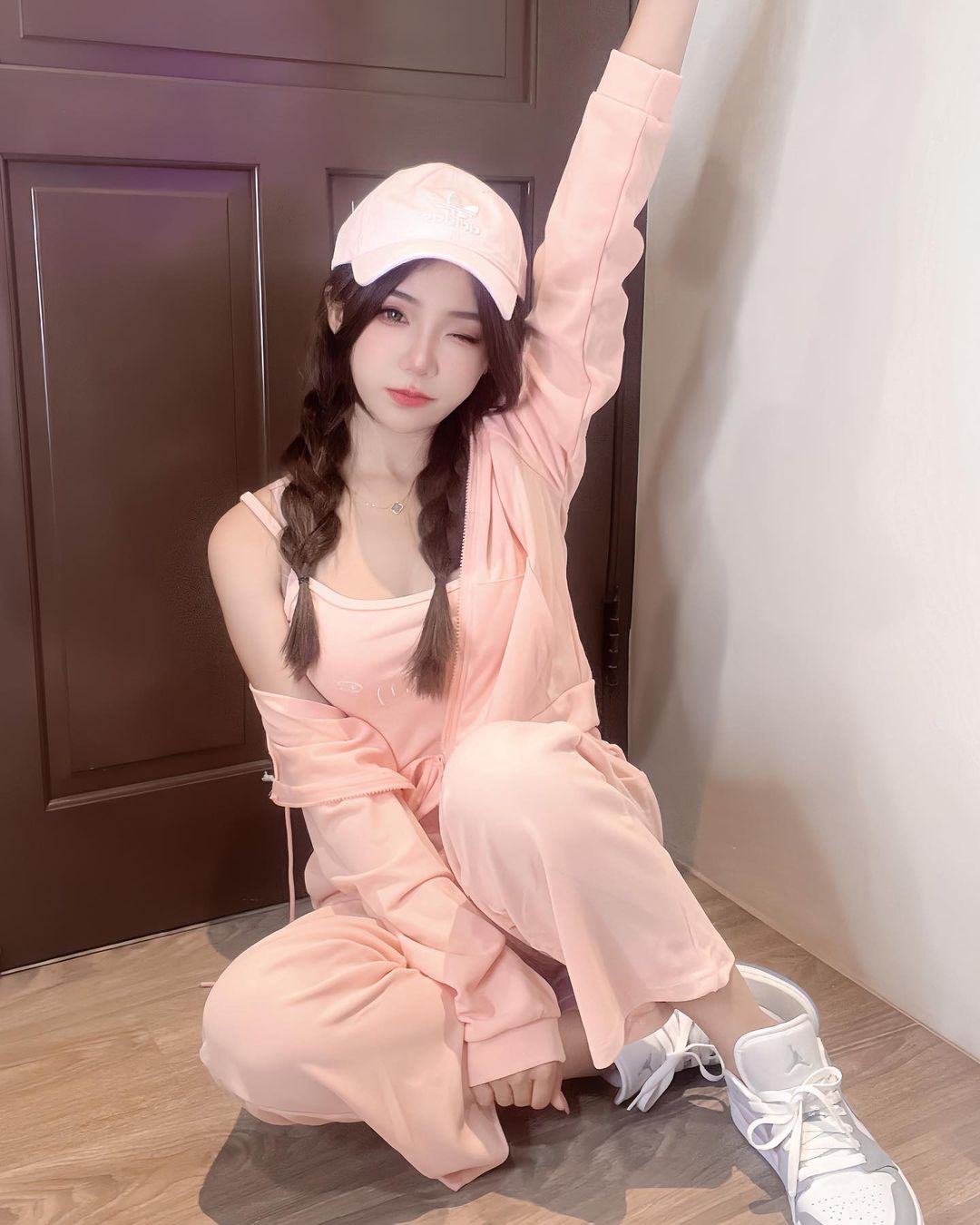 極品嫩妹「雅臻」高顏值臉蛋 各種迷惑身姿根本一流-第1章-图片6