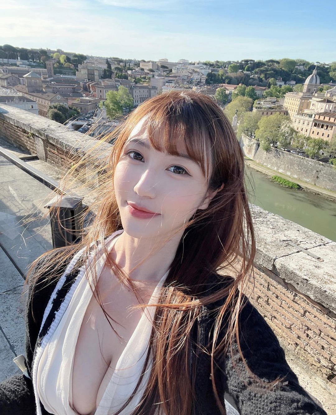 冷豔美女「饒方晴」誘惑低胸快掉出.....絕頂火辣-第1章-图片9