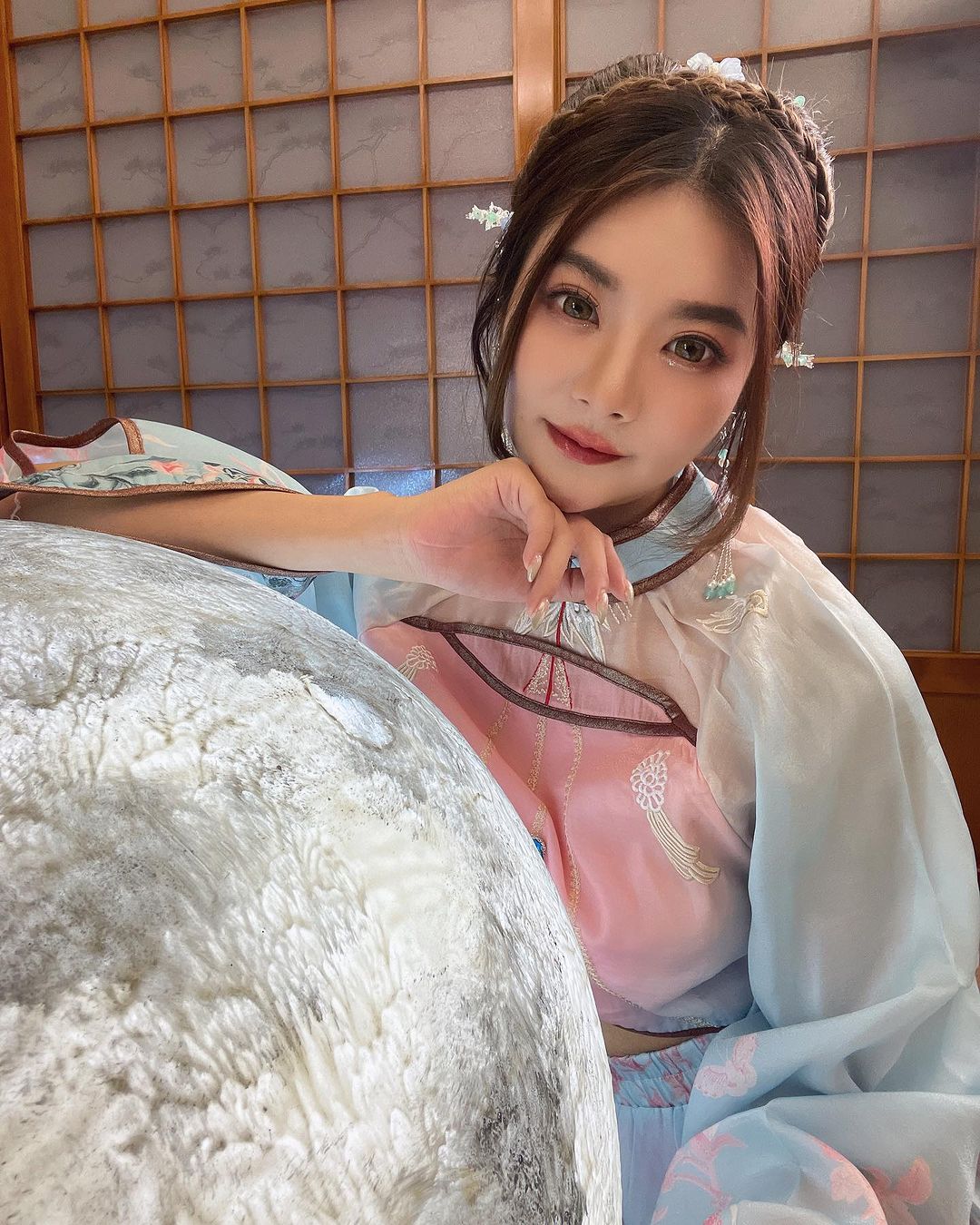 性感女神「楚晴依」香豔美乳溢出 身材實在太惹火-第1章-图片5