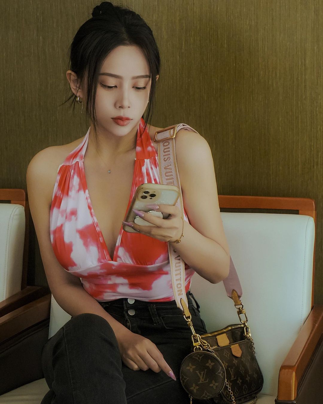 小魔女「寧寧」突破尺度渾圓美乳溢出...讓人暈暈的-第1章-图片9