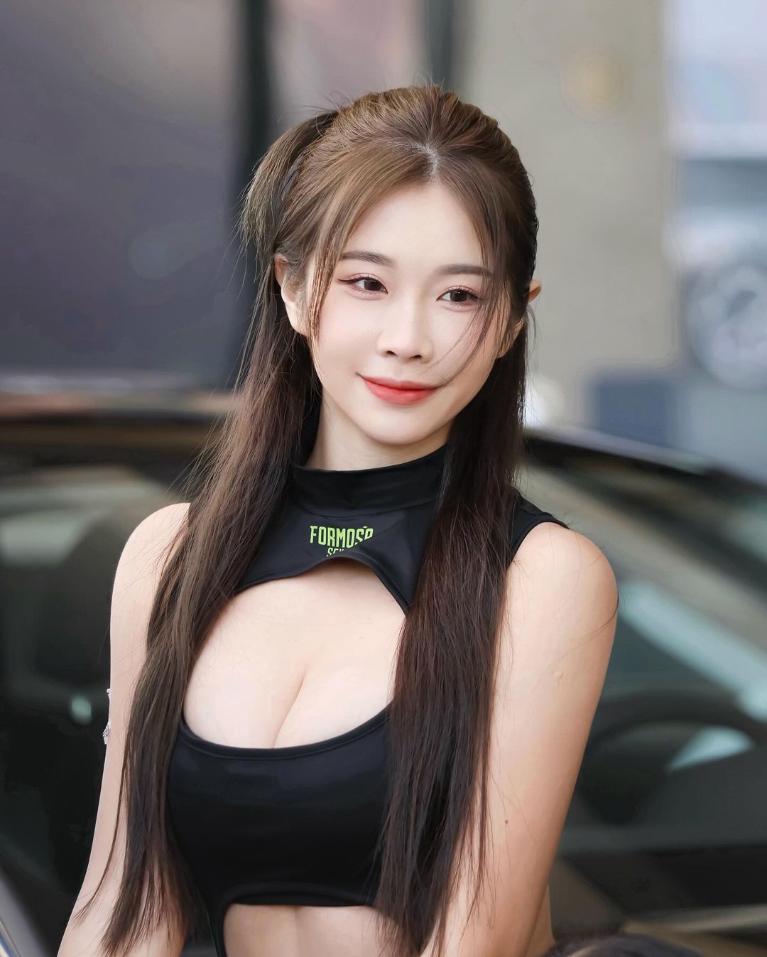 啦啦隊女神「性感戰袍胸前挖大洞」秀出超絲滑事業線-第1章-图片8