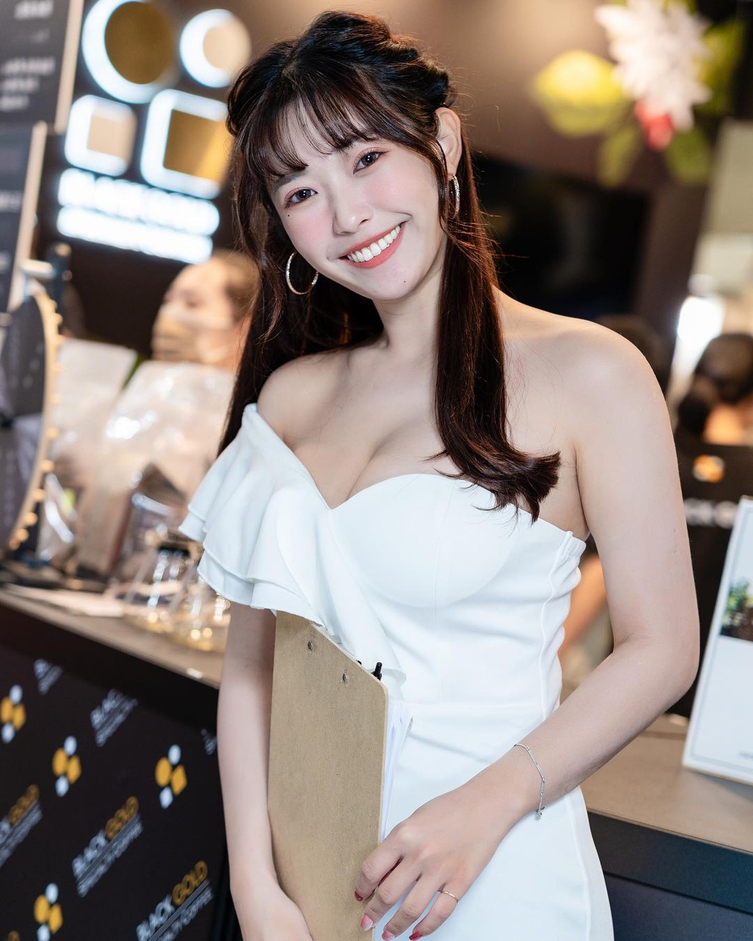 正妹「阿江」渾圓飽滿美胸身材 好狂好犯規-第1章-图片2